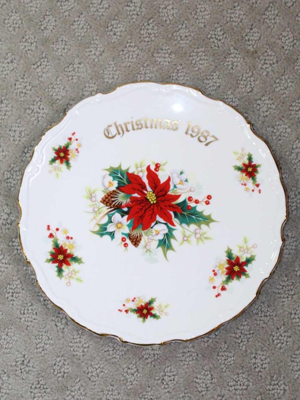 1987 Royal Albert Poinsettia Limited Edition Decorative Collector Plate 8 3/8”